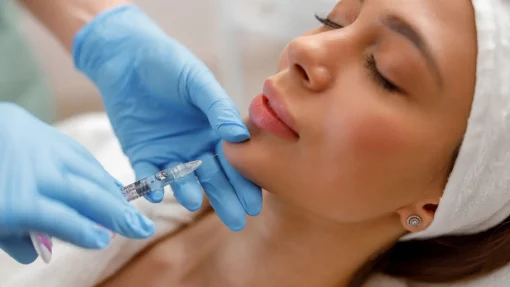 une cliente de la clinique niptuck en france paris effectuant une injection hyaluronidase
