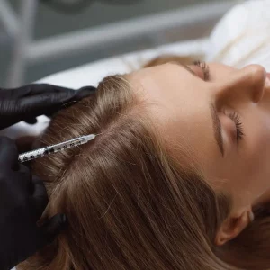 une cliente de la clinique niptuck en france paris effectuant une mésothérapie capillaire