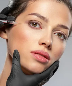 une cliente de la clinique niptuck en france paris effectuant une injection skin booster