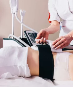 une image montrant un client allongé en train de pratiqué une sceance d'électrostimulation dans la clinique niptuck