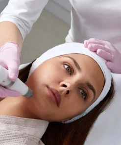 une cliente de la clinique niptuck en france paris effectuant un soin de beauté hydraface