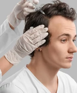 un client de la clinique niptuck en france paris effectuant une mésothérapie capillaire