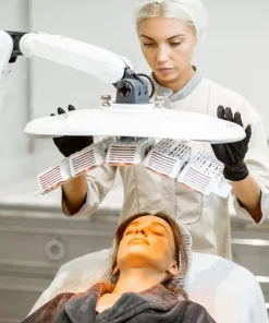 une cliente de la clinique niptuck en france paris effectuant une luminotherapie