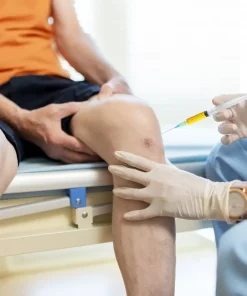 un client de la clinique niptuck en france paris effectuant la viscosupplémentation, une injection prp, injection