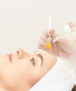 une cliente de la clinique niptuck en france paris effectuant un traitement de la peau peeling trx 33