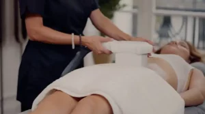 une cliente de la niptuckclinic a paris rosny sous bois en train d'effectuer un traitement zone ventre cryolipolyse