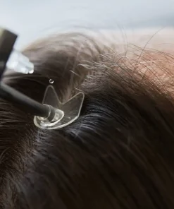 une cliente de la clinic niptuck qui est en train deffectuer un soin exosomes